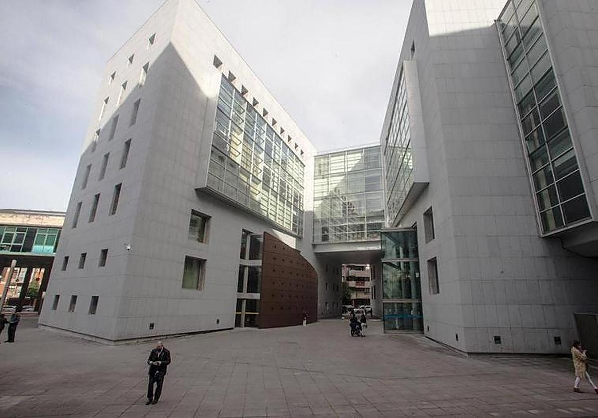 Besos, tocamientos y groserías un agente de la Policía Local de Cangas